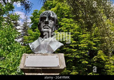 Il busto di bronzo di Neils Bohr al verde parco METU. Fisico danese che ha fornito contributi fondamentali per la comprensione della struttura atomica e. Foto Stock