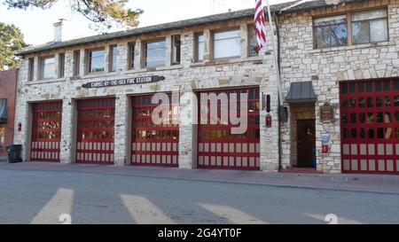 Carmel by the Sea, California USA - 10 Dic 2020: Porte rosse della graziosa stazione dei vigili del fuoco, città vicino Monterey. Caminetto o architettura sala vigili del fuoco. America Foto Stock