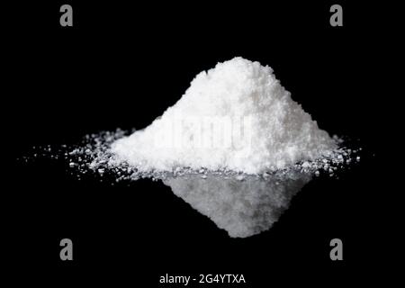 Sostanza simile a mescalina sintetica su sfondo nero Foto Stock