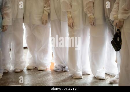 Un gruppo di medici in tute mediche protettive durante l'epidemia di coronavirus. Foto Stock