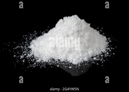 Sostanza simile a mescalina sintetica su sfondo nero Foto Stock