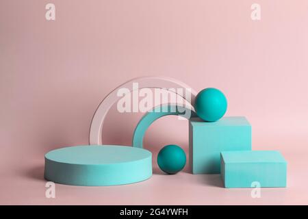 Composizione astratta con forme geometriche. Podio espositivo, piattaforma per la presentazione del prodotto su sfondo rosa pastello Foto Stock