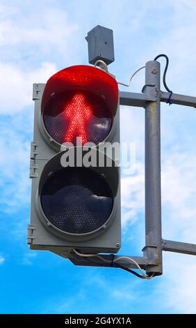 Non camminare segnale, stop su un semaforo per pedoni Foto Stock