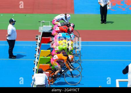 Concorrenti femminili in una gara ciclistica 'keirin' all'ippodromo di Kyoto Keirin a Mukomachi, Kyoto, Giappone. Foto Stock