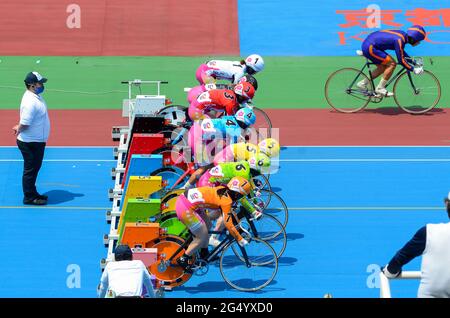 Concorrenti femminili in una gara ciclistica 'keirin' all'ippodromo di Kyoto Keirin a Mukomachi, Kyoto, Giappone. Foto Stock