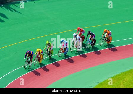 Concorrenti femminili in una gara ciclistica 'keirin' all'ippodromo di Kyoto Keirin a Mukomachi, Kyoto, Giappone. Foto Stock