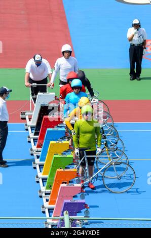 Corse ciclistiche "Keirin" all'autodromo di Kyoto Keirin a Mukomachi, Kyoto, Giappone. Foto Stock