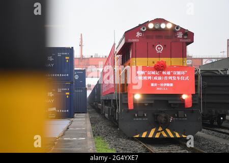 (210624) -- BERLINO, 24 giugno 2021 (Xinhua) -- UN treno merci Cina-Europa diretto per Duisburg della Germania si prepara per la partenza alla stazione di Tuanjiecun nella Chongqing della Cina sudoccidentale, 1 gennaio 2021. (Xinhua/Tang Yi) Foto Stock