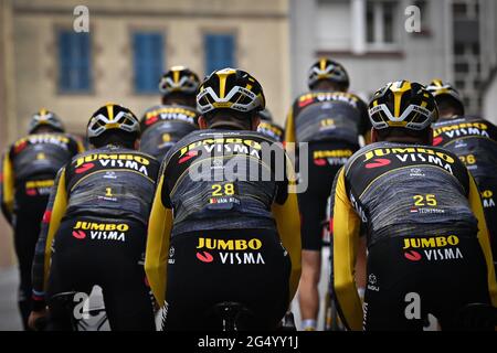 L'illustrazione mostra i piloti del Team Jumbo-Visma che hanno ritratto in azione durante una sessione di allenamento in vista della 108a edizione del Tour de France Cycli Foto Stock