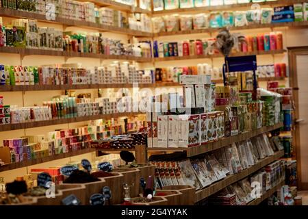 Kemer, Turchia - Maggio, 25: Cosmetici naturali, oli, souvenir, delizie turche al banco. Negozio di cosmetici turchi. Sfondo sfocato. Spazio di copia. Foto Stock