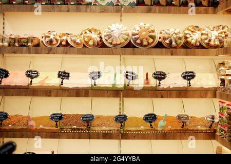 Kemer, Turchia - 25 maggio 2021: Ampio assortimento di condimenti in un negozio di souvenir turco. Selezione di condimenti nel negozio di articoli da regalo. Alta qua Foto Stock