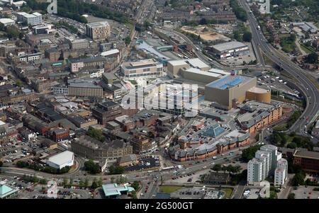 Immagine aerea del centro di Barnsley dal sud-ovest guardando verso l'Alhambra Shopping Centre & Transport Interchange Foto Stock