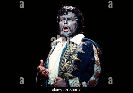 Vladimir Atlantov (Otello) in OTELLO di Verdi alla Royal Opera, Covent Garden, Londra WC2 14/04/1987 musica: Giuseppe Verdi libretto: Arrigo Boito dopo OTHELLO di Shakespeare direttore: Edward Downes scenografia: Timothy o’Brien costumi: Peter J Hall illuminazione: Robert Bryan regista: Elijah Moshinsky Foto Stock