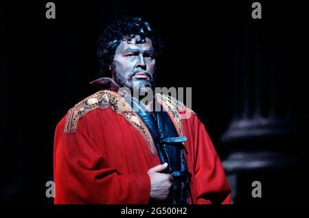 Vladimir Atlantov (Otello) in OTELLO di Verdi alla Royal Opera, Covent Garden, Londra WC2 14/04/1987 musica: Giuseppe Verdi libretto: Arrigo Boito dopo OTHELLO di Shakespeare direttore: Edward Downes scenografia: Timothy o’Brien costumi: Peter J Hall illuminazione: Robert Bryan regista: Elijah Moshinsky Foto Stock