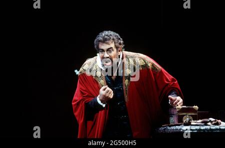 Placido Domingo (Otello) in OTELLO di Verdi alla Royal Opera, Covent Garden, Londra WC2 23/10/1992 musica: Giuseppe Verdi libretto: Arrigo Boito dopo L'OTELLO di Shakespeare direttore: Georg Solti scenografia: Timothy o'Brien costumi: Peter J Hall illuminazione: Robert Bryan regista: Elijah Moshinsky Foto Stock