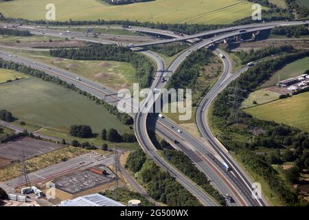 Vista aerea a sud dello svincolo autostradale M62 J32a e A1(M) a Ferrybridge, West Yorkshire Foto Stock