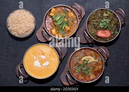 Sheffield UK – 09 Ott 2017: Curry di halal indiani serviti a buffet al Village Grill, Abbeydale Road Foto Stock