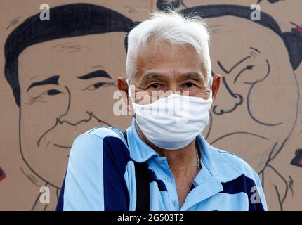 Un protestante pro-democrazia del gruppo United People for Thailand (UPT) che indossa una maschera facciale si trova di fronte a un'immagine di disegno il primo ministro della Thailandia Prayuth Chan o-Cha (L) e il suo vice Prawit Wongsuwan durante un raduno pro-democrazia per chiedere al primo ministro della Thailandia Prayuth Chan o-Cha di dimettersi Bangkok. (La parola lettura è Annulla Prayuth Chan o-Cha). (Foto di Chaiwat Subprasom / SOPA Images/Sipa USA) Foto Stock