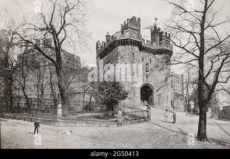 Una vista della fine del 19 ° secolo del cancello principale al Castello di Lancaster costruito all'inizio del 15 ° secolo, istigato dal re Enrico IV, anche se la leggenda attribuisce il lavoro a Giovanni di Gaunt. Un castello medievale a Lancaster nella contea inglese del Lancashire vide l'azione nel 1322 e nel 1389 quando gli scozzesi invasero l'Inghilterra, progredendo fino a Lancaster e danneggiando il castello. Durante la guerra civile inglese, il castello fu utilizzato come prigione. Foto Stock