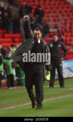 Il boss Martin Allen di Southampton contro Brentford saluta i fan dopo il loro sorteggio del 2-2 al St Mary's. PIC Mike Walker, 2005 Foto Stock