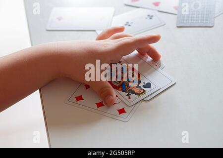 Carte da gioco ragazzo Foto Stock