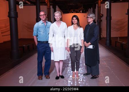 Roma, Italia. 24 Giugno 2021. (2R)Sindaco di Roma Virginia Raggi, attrice e performer britannico (2L) Tilda Swinton, curatore e creatore di performance (L) Olivier Saillard e curatore di 'Romaison' (R)Clara Tosi Pamphili (Photo by Matteo Nardone/Pacific Press) Credit: Pacific Press Media Production Corp./Alamy Live News Foto Stock