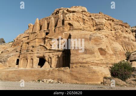 Tomba dell'Obelisco e Triclinio di Bab al-Siq tra il Centro visite di Petra e l'ingresso del Siq. Foto Stock