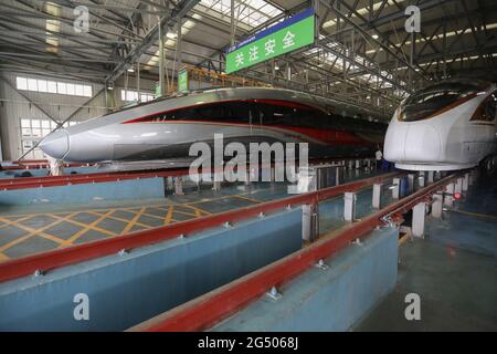 Shanghai, Cina. 24 Giugno 2021. Il nuovo tipo di bullet train Fuxing entrerà in servizio a Shanghai, Cina il 24 giugno 2021.(Photo by TPG/cnsphotos) Credit: TopPhoto/Alamy Live News Foto Stock