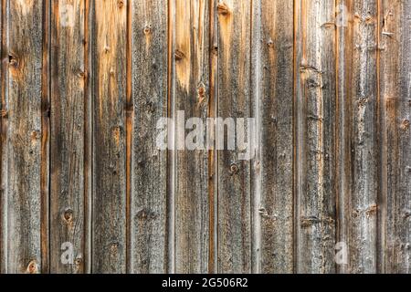 Closeup shot di marrone, parete di legno intemperie (sfondo orizzontale) Foto Stock
