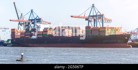 Grande nave container, strutture portuali e famoso statuto di nuoto a Övelgönne ad Amburgo, Germania Foto Stock