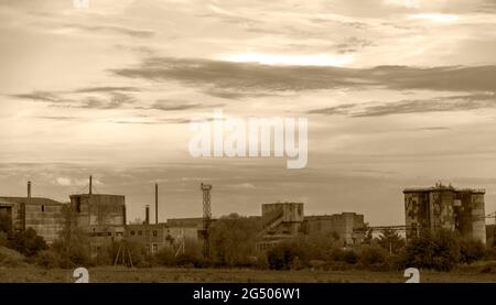 La fabbrica è in attesa di demolizione. Edificio industriale. Vecchia fabbrica abbandonata. Al tramonto Foto Stock