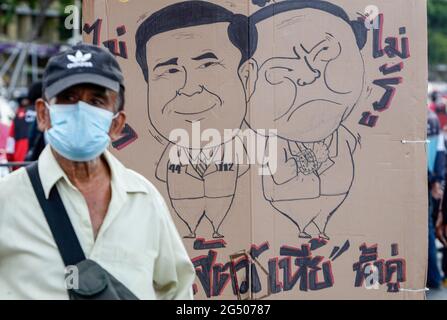 Un disegno dipingerà il primo ministro tailandese Prayuth Chan o-Cha (L) e il suo vice Prawit Wongsuwan, visto dietro un protettore pro-democrazia del gruppo United People for Thailand (UPT) durante un raduno pro-democrazia per dimostrare di aver chiesto al primo ministro tailandese Prayuth Chan o-Cha di dimettersi a Bangkok. (La parola lettura è Annulla Prayuth Chan o-Cha) Foto Stock