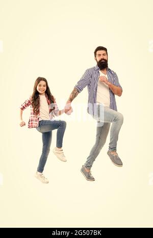 Amore più preoccupazione di meno. Il padre felice e la figlia camminano tenendo le mani. Uomo bearded e bambino piccolo godono di foto da studio sparare. Amore di famiglia. Amore e fiducia Foto Stock