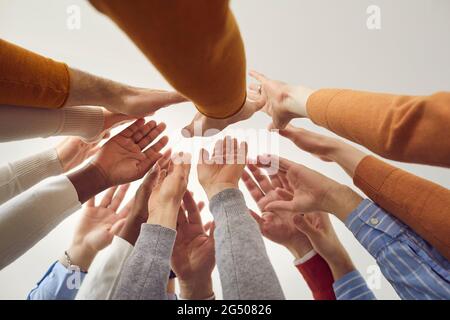 Primo piano diversi colleghi che si uniscono per offrire cinque viste dal basso Foto Stock