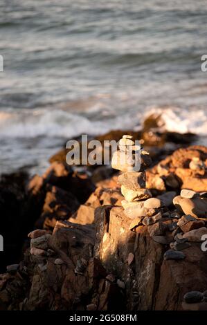 Stone Cairn on Shoreline of the Marginal Way, Ogunquit, Maine, USA Foto Stock