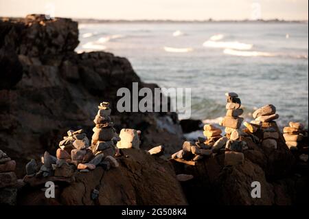 Stone Cairn on Shoreline of the Marginal Way, Ogunquit, Maine, USA Foto Stock