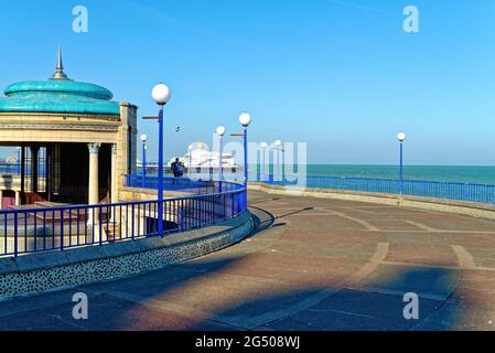 Eastbourne lungomare molo e spiaggia in una soleggiata estate sera, East Sussex Inghilterra UK Foto Stock