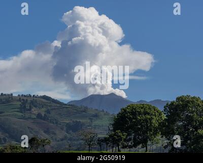 Eruzione del vulcano Turrialba in Costa Rica il 12 aprile 2018. Foto Stock