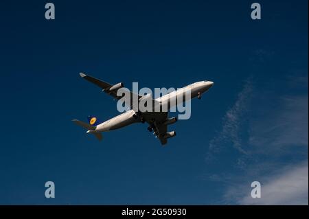 3.06.2021, Singapore, Repubblica di Singapore, Asia - UN aereo di linea Lufthansa Airbus A340-300 con registrazione D-AIFC si avvicina all'aeroporto di Changi. Foto Stock