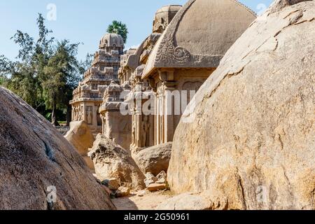Pancha Rathas (cinque Rathas) di Mamallapuram, un sito patrimonio dell'umanità dell'UNESCO nel Tamil Nadu, India del Sud Foto Stock