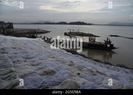 24 giugno 2021, Guwahati, Guwahati, India: I labors portano la sabbia in una barca da mettere in geo-sacche per controllare l'erosione del fiume sulla riva del fiume Brahmaputra durante la stagione monsone a Guwahati Assam India Giovedi 24 giugno 2021. (Immagine di credito: © Dasarath Deka/ZUMA Wire) Foto Stock