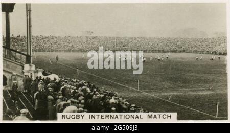 ‘Homeland Events’ W.D. E H.O. Wills sigaretta dal titolo "Rugby International Match". "Il Galles ha tenuto il Campionato Internazionale per la stagione 1930-31, e avrebbe vinto ogni partita se non fosse stato per un magnifico obiettivo di penalità calciato per l'Inghilterra da B.H. Nero, mezzo minuto dal tempo a Twickenham. La foto mostra la partita in corso tra la Scozia e la Francia a Murrayfield. Edimburgo". Pubblicato nel 1932. Foto Stock