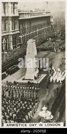 ‘Homeland Events’ W.D. E H.O. Wills sigaretta dal titolo "Armistice Day a Londra". "La Giornata della memoria, 11 novembre, anniversario della Giornata dell'Armistizio, si osserva con grande solennità a Londra, e la foto mostra una visione generale della cerimonia al Cenotafh. Moltitudini si prestano a rendere omaggio alla memoria dei nostri gloriosi morti durante i due minuti di silenzio". Pubblicato nel 1932. Foto Stock