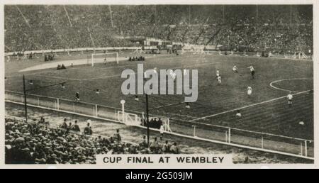 ‘Homeland Events’ W.D. E H.O. Wills sigaretta carta dal titolo, "finale di Coppa a Wembley". "Il campo finale della Coppa a Wembley è stato ufficialmente aperto nell'aprile 1923. La nostra foto mostra lo stadio mentre il gioco era in corso tra Birmingham e West Bromwich Albion. Vincendo la Coppa e guadagnando una promozione nella stessa stagione, l'Albion ha realizzato un doppio evento mai registrato in precedenza da nessuna squadra". Pubblicato nel 1932. Foto Stock