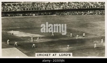 ‘Homeland Events’ W.D. E H.O. Wills sigaretta carta dal titolo, "Cricket at Lord's". "La foto mostra un Test Match in corso presso Lord's, la sede del M.C.C. (Marylebone Cricket Club), il corpo di governo del gioco. Nel mese di luglio si svolgono qui le partite di Oxford v Cambridge ed Eton v Harrow e durante l'intervallo di pranzo i prati presentano un aspetto gay e animato". Pubblicato nel 1932. Foto Stock