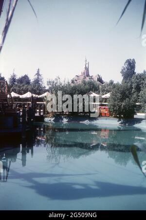 Disneyland, California, 1959. Vista del Castello di Cenerentola in Storybook Land; la fotografia è stata scattata dalla laguna accanto al ristorante ‘Pollo del Mare’ della nave pirata. Foto Stock