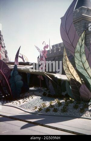 Disneyland, California, 1959. Una vista della pista di Alice nel paese delle meraviglie in Fantasyland; questa è la versione originale che è stata costruita nel 1958. La pista rialzata ‘galleggiante’ passa attraverso viti a foglia gigante. Foto Stock