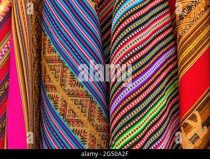 Tessuti e tappeti in vendita sul mercato domenicale di Tarabuco, Bolivia. Foto Stock