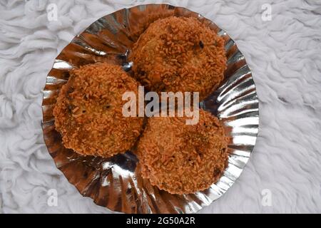 Vista dall'alto degli spuntini indiani Mix cotoletta di verdure ricoperta di tagliatelle di Maggi croccanti. Delizioso mix di cotoletta di verdure pakoda bhajiya fatti in casa in stile Street food Foto Stock