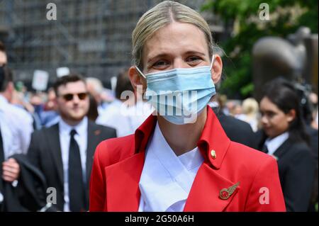 Air Stewardess, Virgin Atlantic Airways, Travel Day of Action, College Green, Houses of Parliament, Westminster, Londra. REGNO UNITO Foto Stock